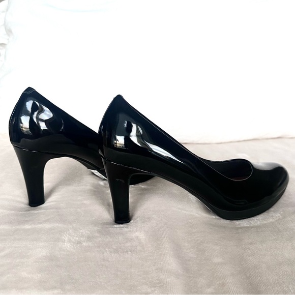 Clarks Classic black patent 1/2 inch platform pumps size 8. - Picture 3 of 6